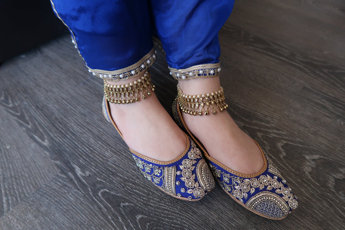 Royal Blue Velvet Punjabi Jutti